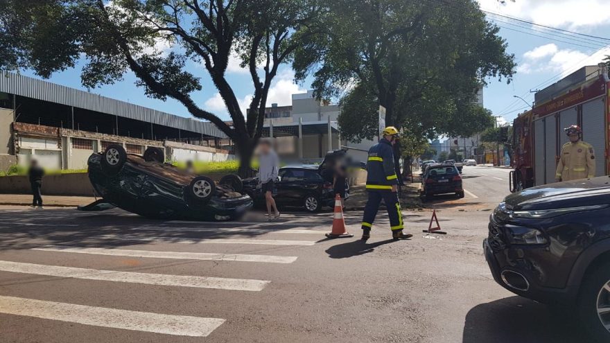 Capotamento é registrado na Rua São Paulo em Cascavel