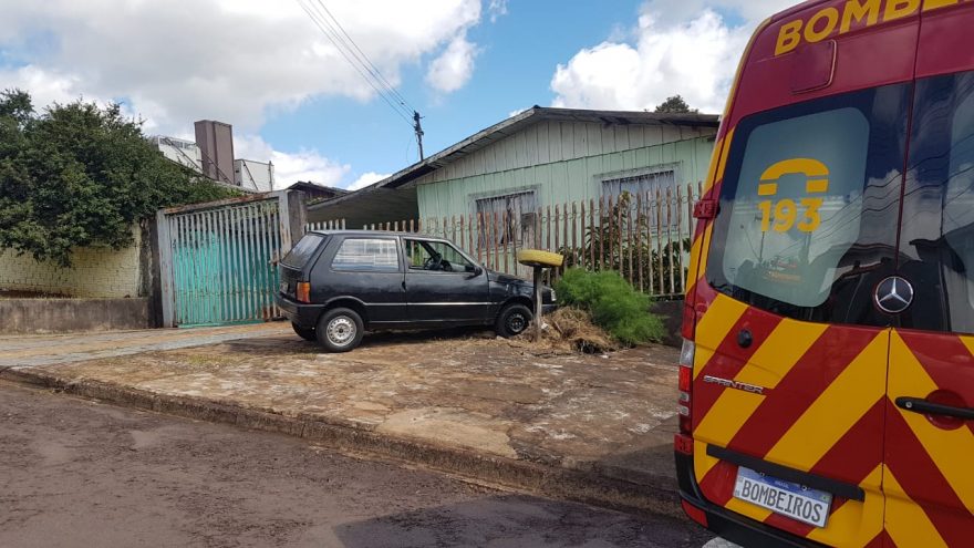 Uno bate em portão de residência no Parque São Paulo e motorista fica ferido