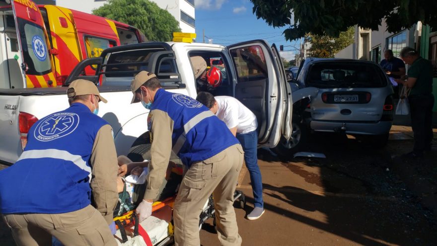 Idosa fica ferida em acidente entre Hilux e outros três veículos no Claudete