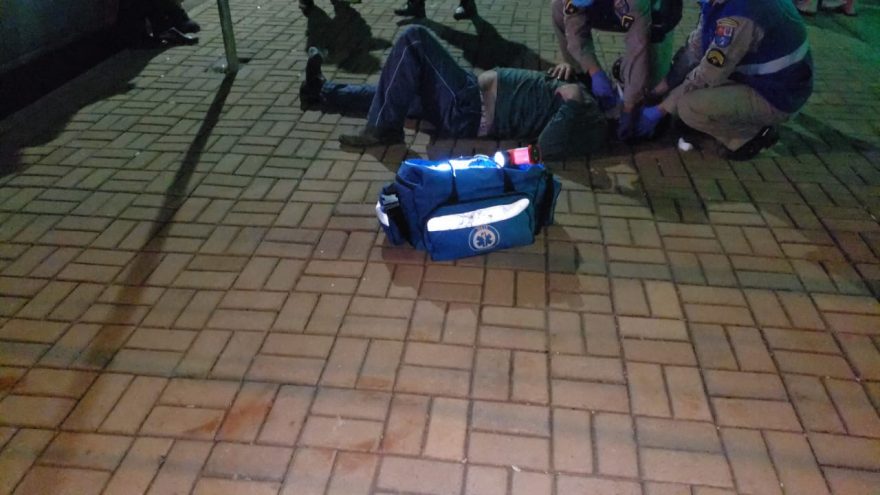 Homem sofre fratura na boca após cair na calçada no Brasmadeira