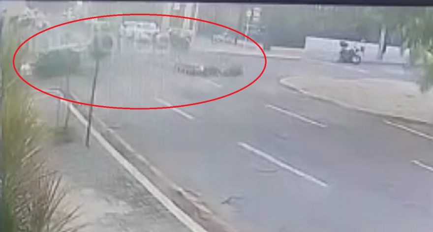 Câmera flagra acidente que deixou jovem de 25 anos ferido no Centro