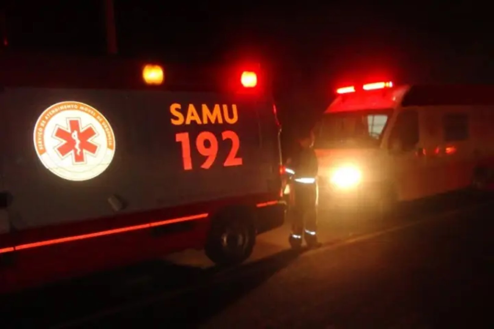 Assassino vê ambulância chegando e volta para terminar de matar vítima Assassino vê ambulância chegando e volta para terminar de matar vítima