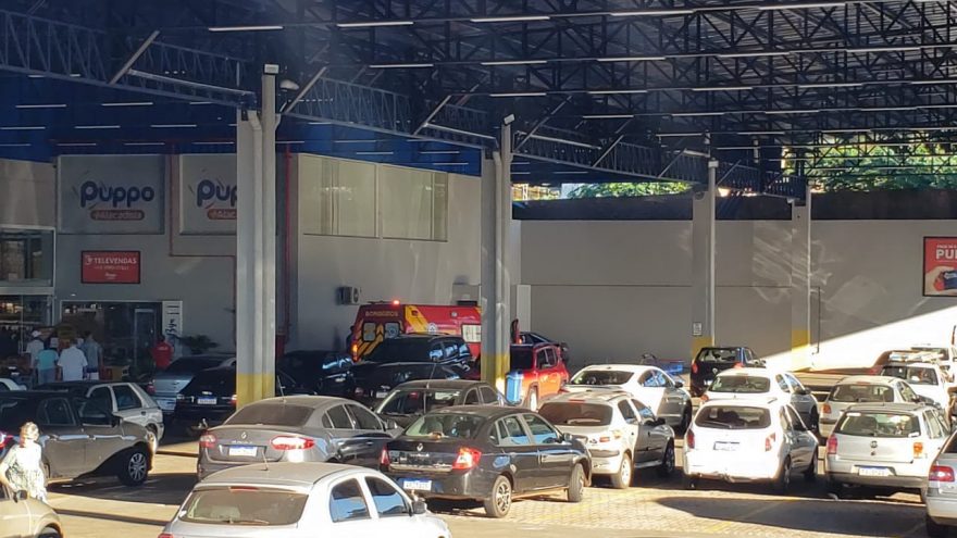 Bombeiros atendem pessoa que sofreu queda no interior do Super Puppo