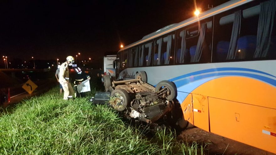 Carro capota e fica destruído em acidente às margens da BR-467
