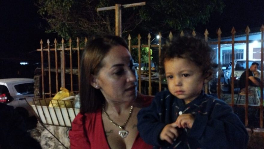 Criança pequena é encontrada perdida, perambulando pela Avenida Tito Muffato