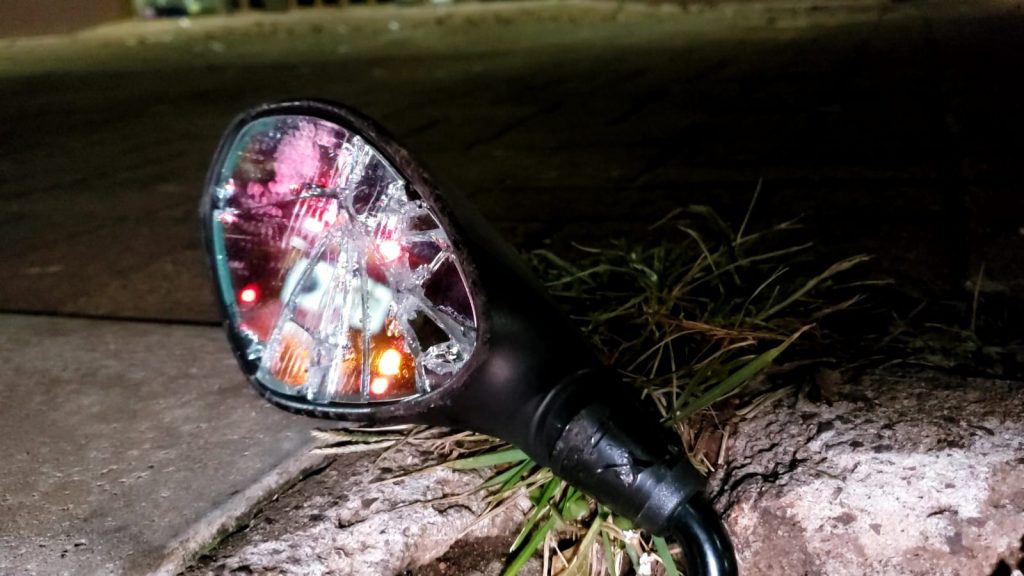 Condutor foge após colidir carro em motocicleta e deixar jovem ferido