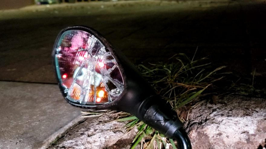 Condutor foge após colidir carro em motocicleta e deixar jovem ferido