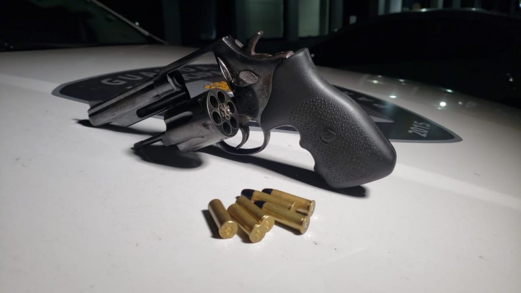 GM presta apoio ao Samu e encontra revólver 38 com homem em surto