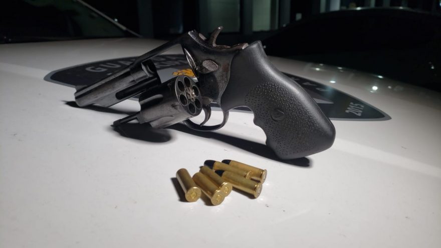 GM presta apoio ao Samu e encontra revólver 38 com homem em surto