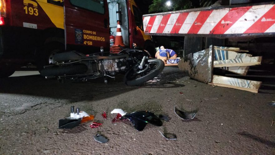 Jovem fica gravemente ferida após colidir moto em caminhão estacionado, no Tropical