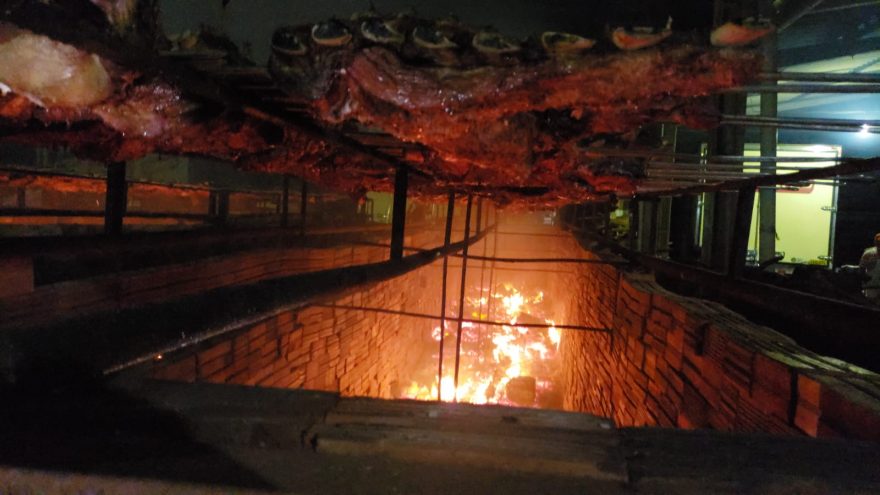55ª Festa do Trabalhador envolve voluntários internacionais para preparar 22 toneladas de carne