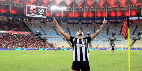 Botafogo volta a liderar o Campeonato Brasileiro após quase dez anos Imagem referente a Botafogo volta a liderar o Campeonato Brasileiro após quase dez anos