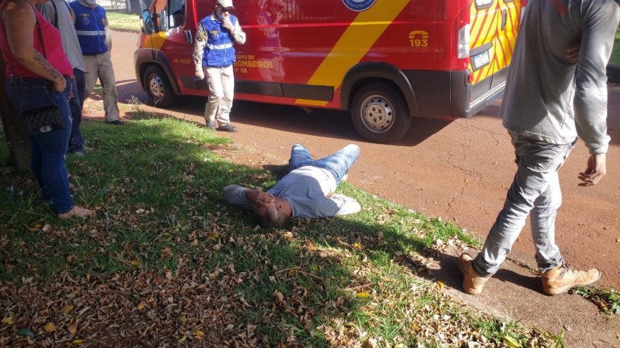 Homem lesiona a coluna ao pegar saco de cimento