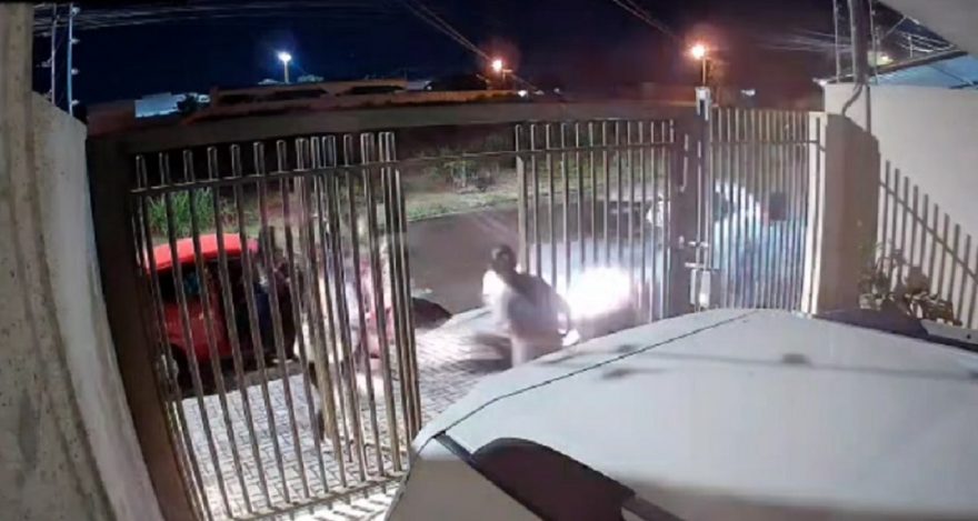 Câmera flagra condutor de Gol tentando atropelar pessoas na calçada