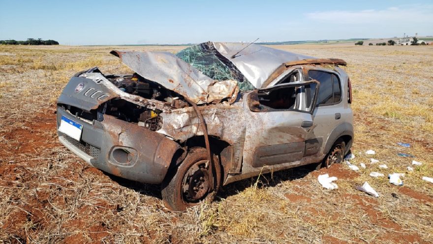 Fiat Uno fica destruído e condutora fica ferida após capotamento na BR-467