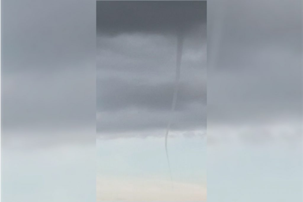 Formação cônica de nuvens no céu chama a atenção de cascavelenses