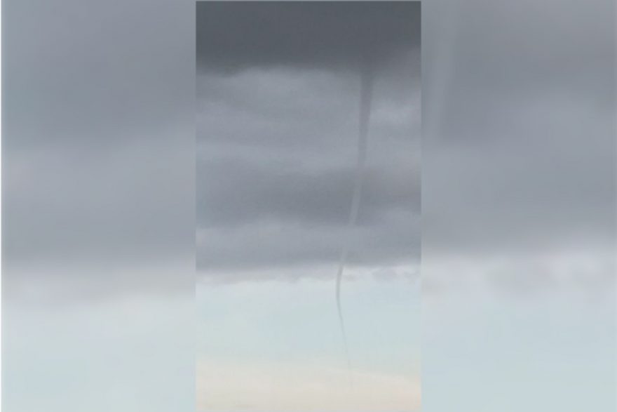 Formação cônica de nuvens no céu chama a atenção de cascavelenses