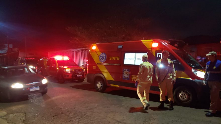 Motociclista fica em estado grave ao colidir com Golf no Periolo; condutor do carro se evadiu