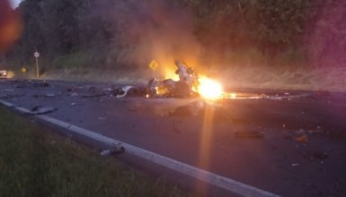 Imagem referente a Acidente envolvendo vários veículos deixa mortos e feridos na BR-277