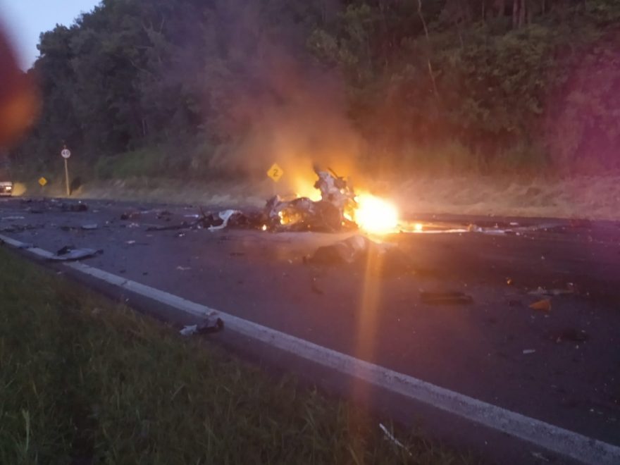 Acidente envolvendo vários veículos deixa mortos e feridos na BR-277
