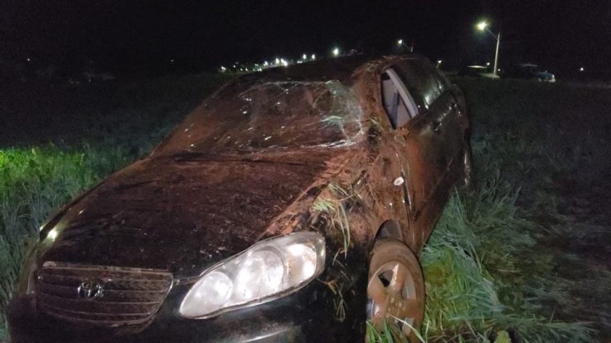 Corolla fica destruído após capotar na Avenida Guaíra