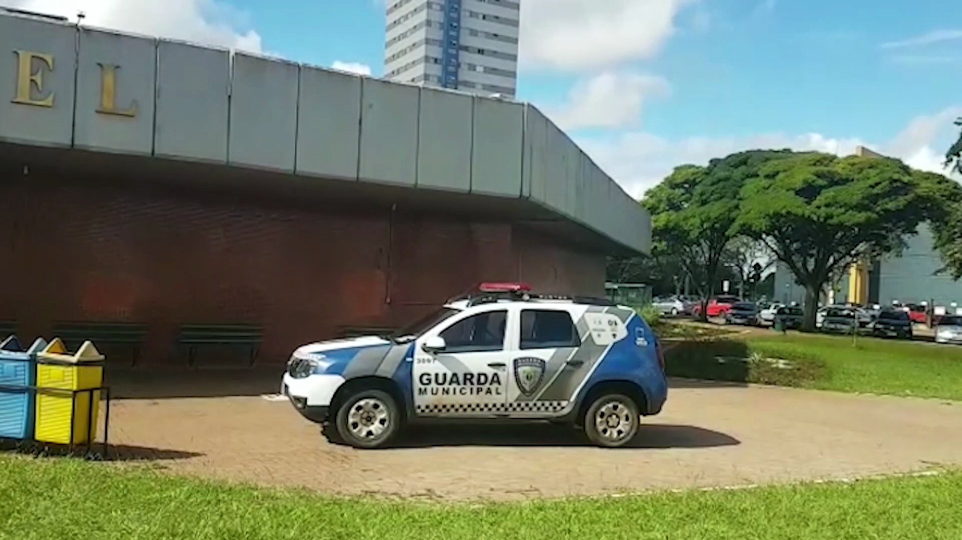 Ladrão realiza assalto no estacionamento da Prefeitura e leva veículo de servidora pública Imagem referente a Ladrão realiza assalto no estacionamento da Prefeitura e leva veículo de servidora pública