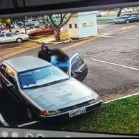 Imagem referente a Câmera mostra ladrão roubando carro de servidora no estacionamento da Prefeitura