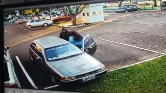 Câmera mostra ladrão roubando carro de servidora no estacionamento da Prefeitura