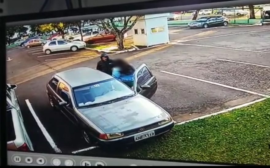 Câmera mostra ladrão roubando carro de servidora no estacionamento da Prefeitura