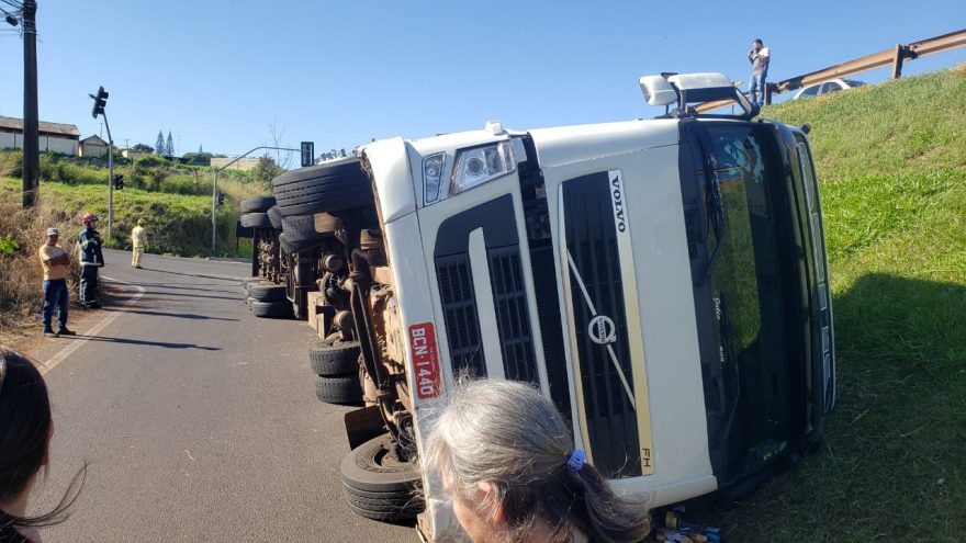Caminhão tomba na rodovia BR-277, em Cascavel, na Região do XIV de Novembro