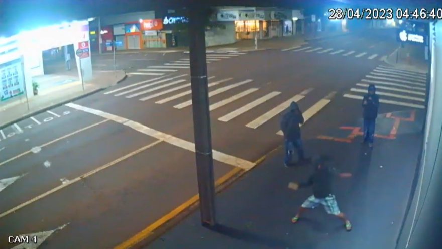 Câmeras flagram ladrões tentando arrombar estabelecimento no Centro