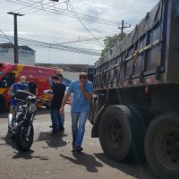Imagem referente a Aluno da PM fica ferido em acidente de trânsito envolvendo moto e caminhão