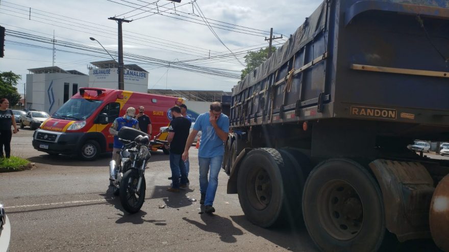 Aluno da PM fica ferido em acidente de trânsito envolvendo moto e caminhão