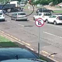 Imagem referente a Veja o momento da batida entre caminhão e moto conduzida por aluno da PM