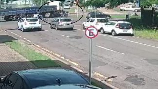 Veja o momento da batida entre caminhão e moto conduzida por aluno da PM