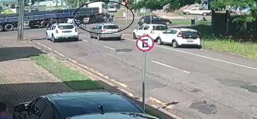 Veja o momento da batida entre caminhão e moto conduzida por aluno da PM