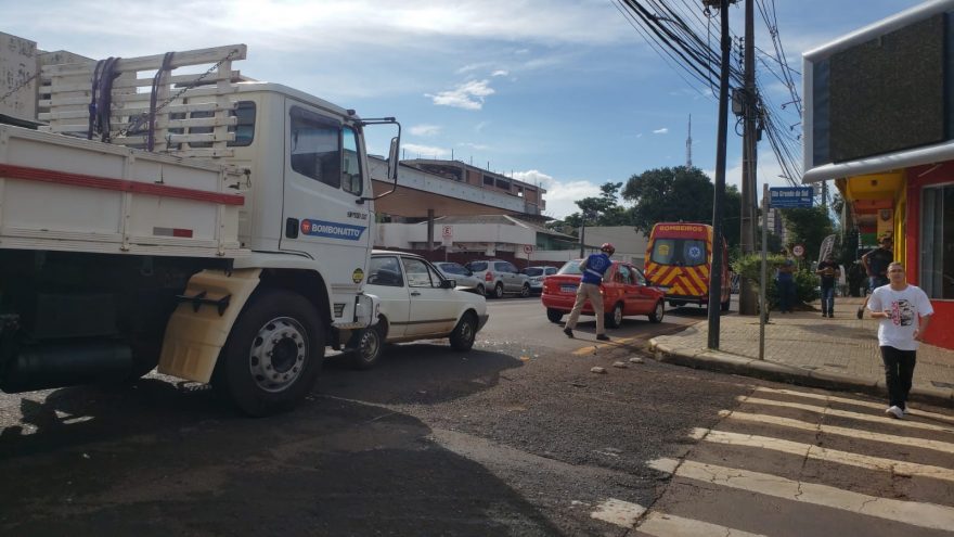 Caminhão e dois carros se envolvem em colisão no Centro de Cascavel