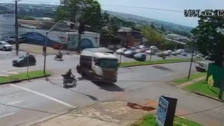 Vídeo mostra momento em que moto bate contra caminhão na Avenida Rocha Pombo