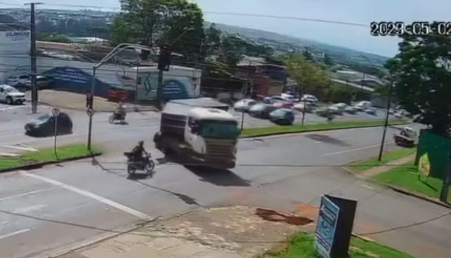 Vídeo mostra momento em que moto bate contra caminhão na Avenida Rocha Pombo