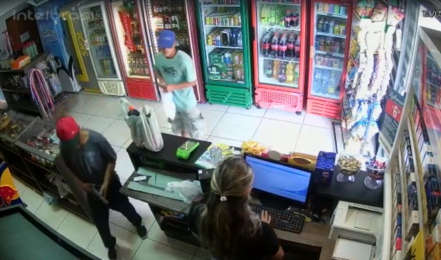 Urgente: ladrões armados cometem assalto em conveniência