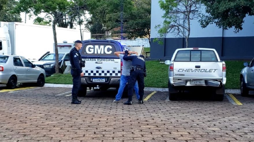 Rapaz é detido após furtar chocolate em supermercado no Periolo