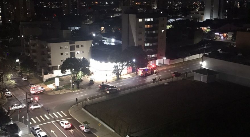 Homem em surto sobe em telhado de farmácia e mobiliza Bombeiros, Samu e PM