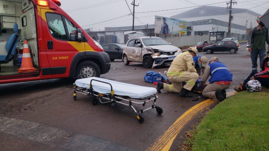 Duas pessoas ficam feridas após colisão entre carro e moto na Avenida Rocha Pombo