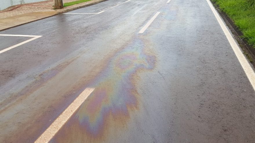 Mancha de óleo na Avenida das Torres provoca acidentes e traz risco a motociclistas