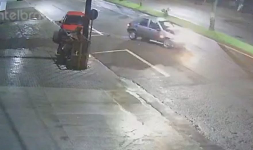 Câmera mostra automóvel batendo em carro estacionado e, mesmo com a frente toda destruída, fugindo do local