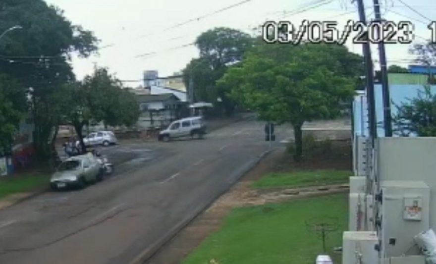 Vídeo mostra momento em que ciclista é atingida por carro no Bairro Cancelli