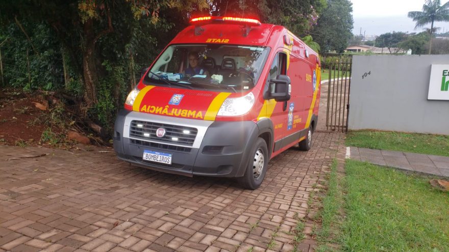 Bombeiros atendem vítima de queda de plano elevado em Centro de Convivência no São Cristóvão