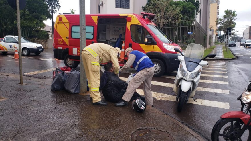 Motociclista fica ferido após sofrer queda de moto no Centro