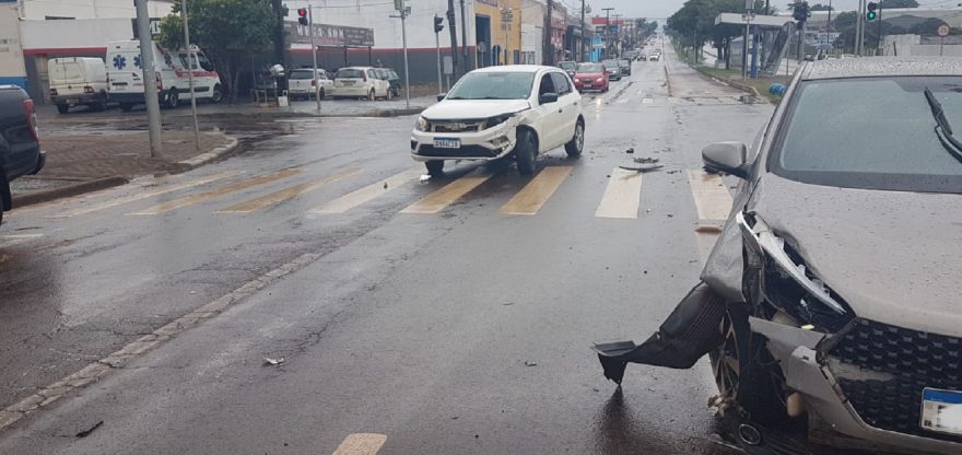 Gol e HB20 se envolvem em acidente na Avenida Barão do Rio Branco