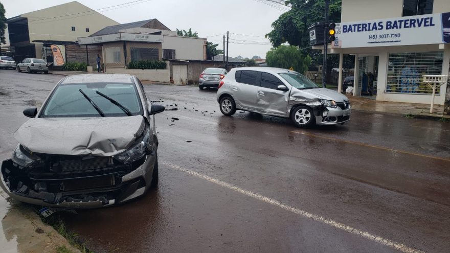 HB20 e Sandero se envolvem em forte colisão na Rua Manaus